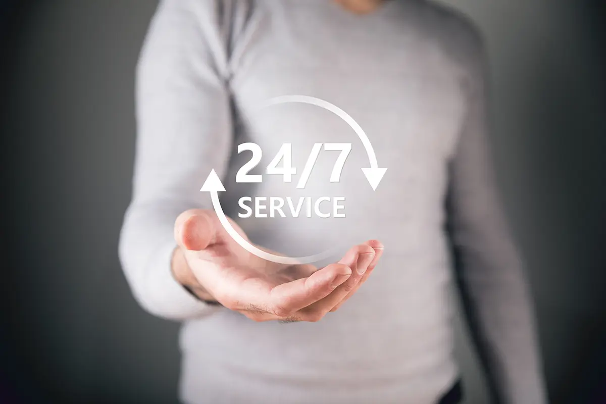 Mann hält die Hand aus, symbolisiert 24/7-Servicekonzept