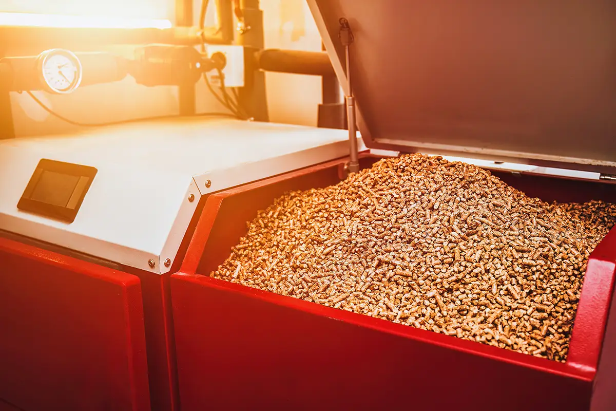 Ein Pelletkessel und ein mit Pellets gefüllter Lagerbehälter.