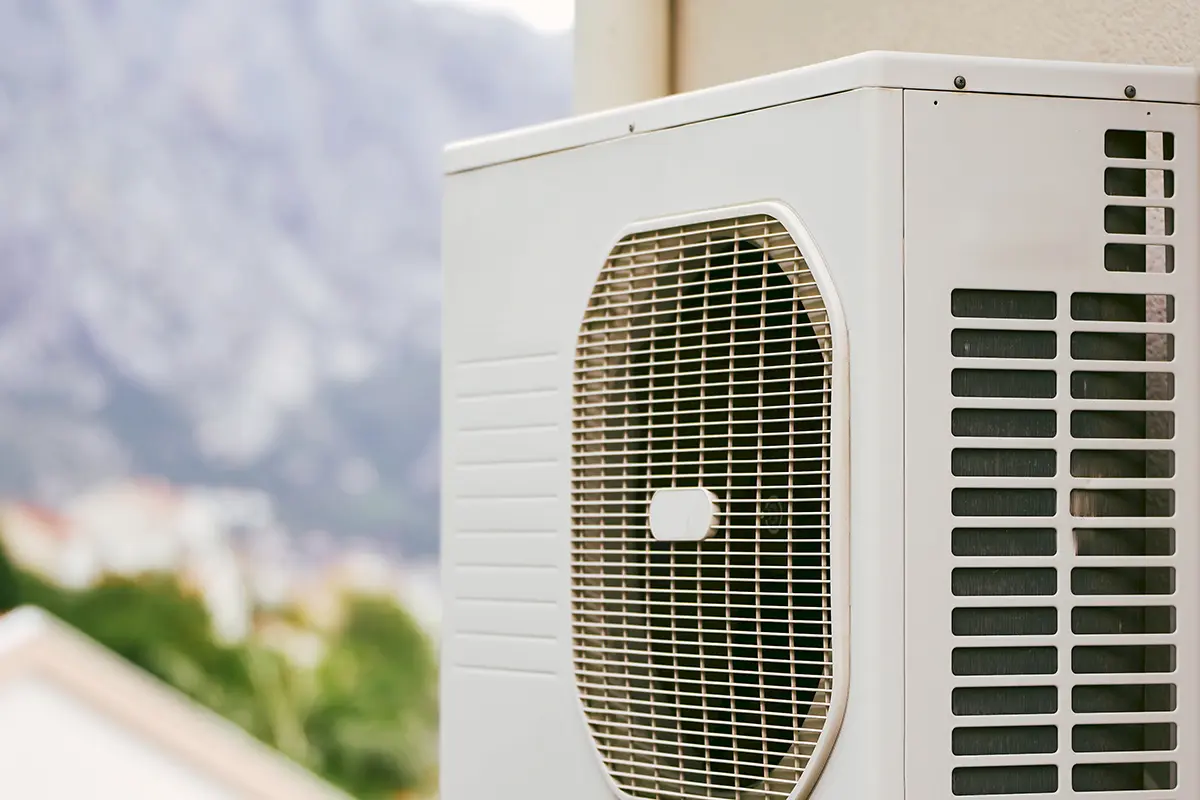 Außenansicht einer Klimaanlage an einem städtischen Gebäude, umgeben von urbaner Architektur.